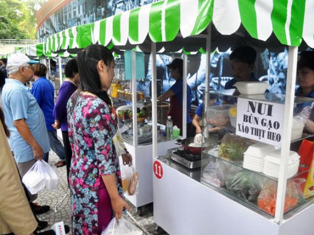 Du lịch - Ăn đã đời đủ món ngon tại phố hàng rong đầu tiên ở Sài Gòn