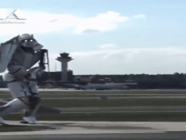 Video Clip Cười - Clip: Robot hiện đại nhất thế giới bị "Tào Tháo đuổi"