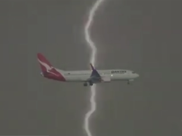 Tin tức trong ngày - Máy bay B787 bị sét đánh khi đang hạ cánh tại Nội Bài