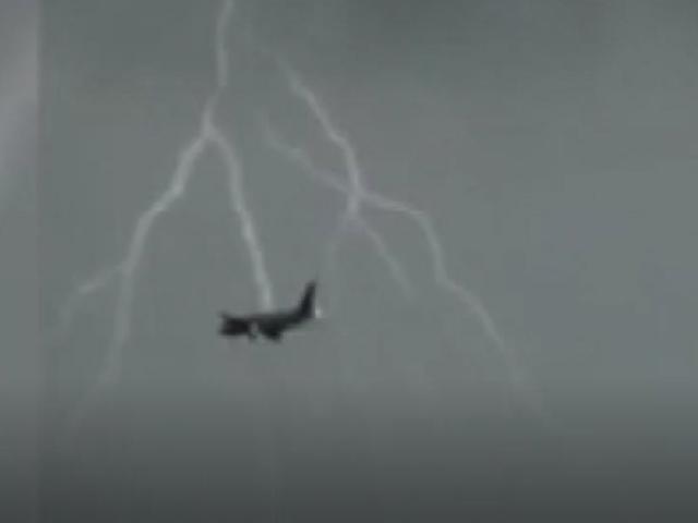 Tin tức trong ngày - Nóng 24h qua: “Giấc mơ bay” B787 bị sét đánh khi hạ cánh xuống Nội Bài