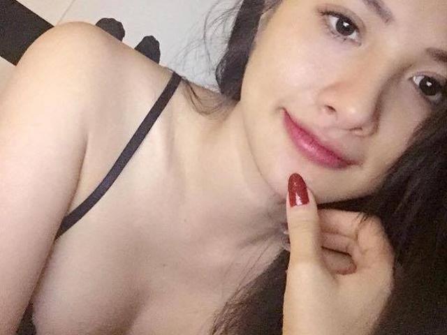 Phim - Tình cũ Lương Bằng Quang khoe ảnh trên giường quá nóng bỏng