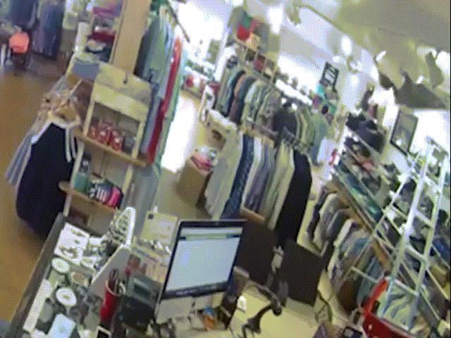 Phi thường - kỳ quặc - Đang mua sắm, thấy có người rơi xuyên thủng trần nhà xuống đất