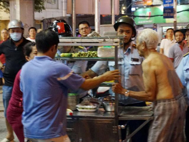 Tin tức trong ngày - Cụ ông giành giật xe cá viên chiên với lực lượng dẹp vỉa hè nói gì?