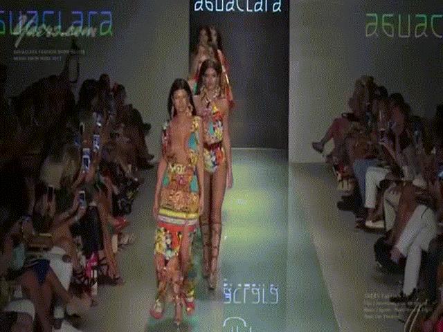 Bí quyết mặc đẹp - Người mẫu tỉnh bơ đến lạ dù gặp sự cố bung áo tắm