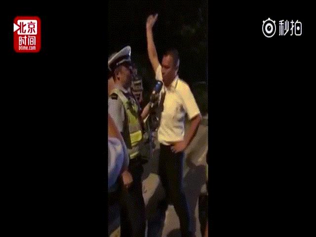 Phi thường - kỳ quặc - Bị cảnh sát đo nồng độ cồn, người đàn ông TQ nhảy điên cuồng