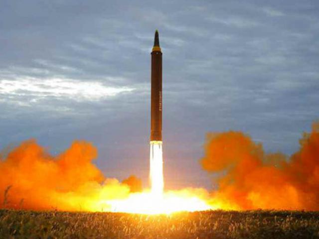 Thế giới - Vì sao Triều Tiên mạo hiểm phóng tên lửa ngay tại thủ đô?