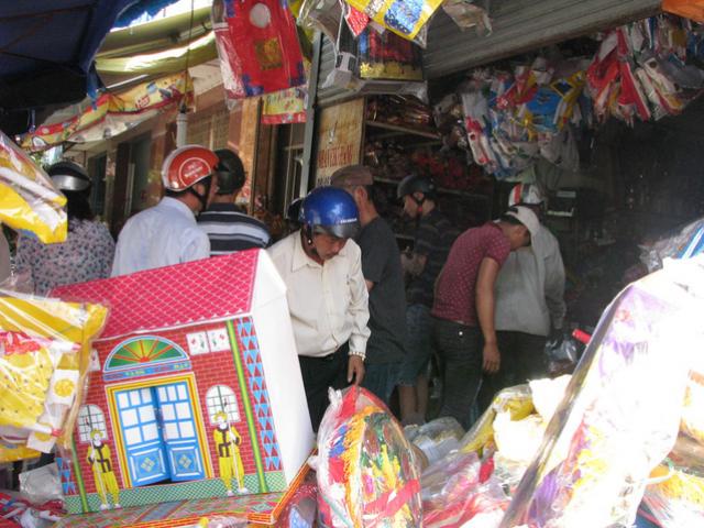 Tin tức trong ngày - Gửi osin biết đứng, xe biết chạy cho người cõi âm