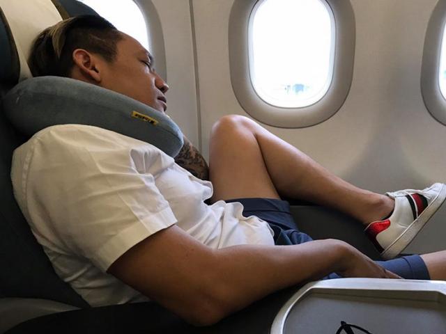 Ca nhạc - MTV - Dáng ngồi "khó đỡ" của Duy Mạnh trên máy bay