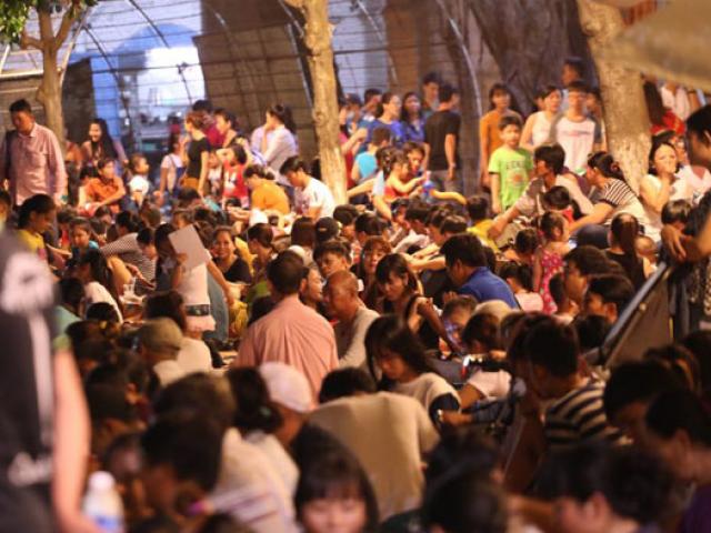 Tin tức trong ngày - Người dân SG chen nhau chọn chỗ đẹp xem pháo hoa mừng Quốc khánh