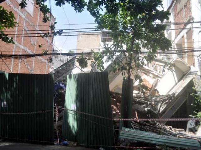 Tin tức trong ngày - Tan hoang hiện trường nhà 3 tầng đổ sập, đè nát nhà hàng xóm