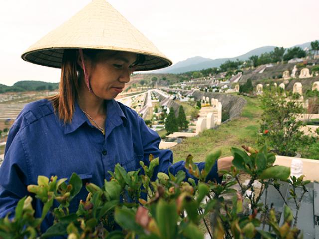 Tin tức trong ngày - Nghề lạ đời: “Bám” người chết để sống