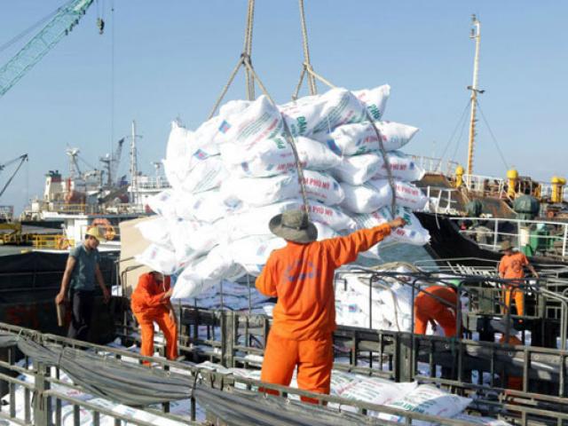 Tài chính - Bất động sản - Phân bón chịu thuế VAT: DN hưởng lợi, nông dân è cổ chịu gánh nặng thuế phí?