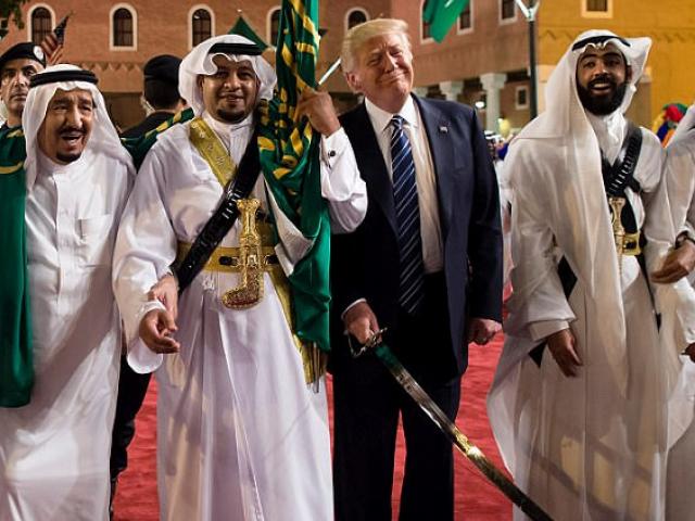 Hoàng gia Ả Rập tặng nhiều quà “độc” cho ông Trump
