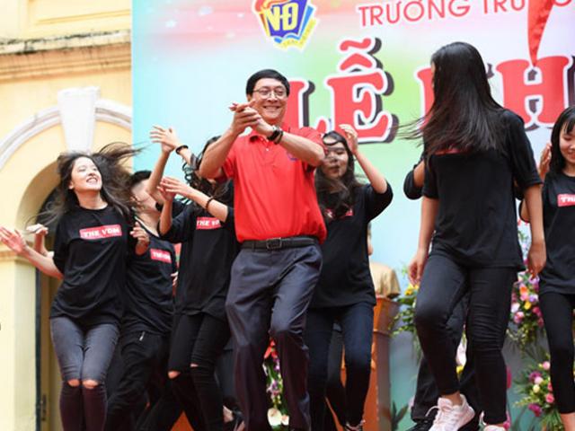 Clip Hiệu trưởng THPT Việt Đức nhảy cực sung trong lễ khai giảng