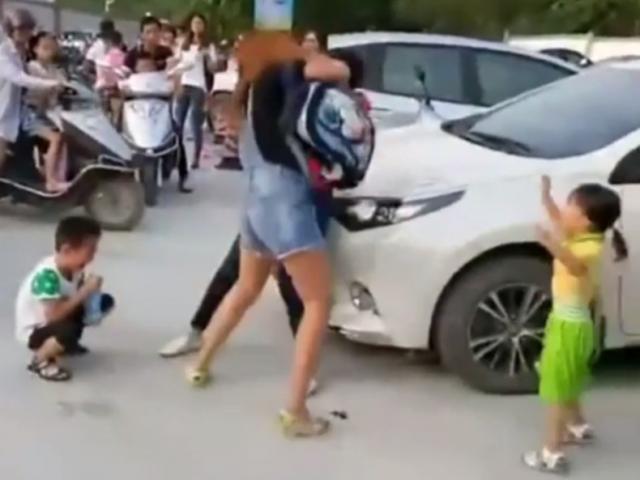 Phi thường - kỳ quặc - Đưa con đi khai giảng, hai mẹ “choảng” nhau trước trường học