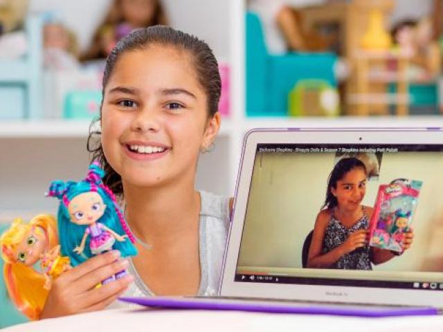 Tài chính - Bất động sản - Bé gái tiểu học thành nữ hoàng Youtube chỉ nhờ đồ chơi