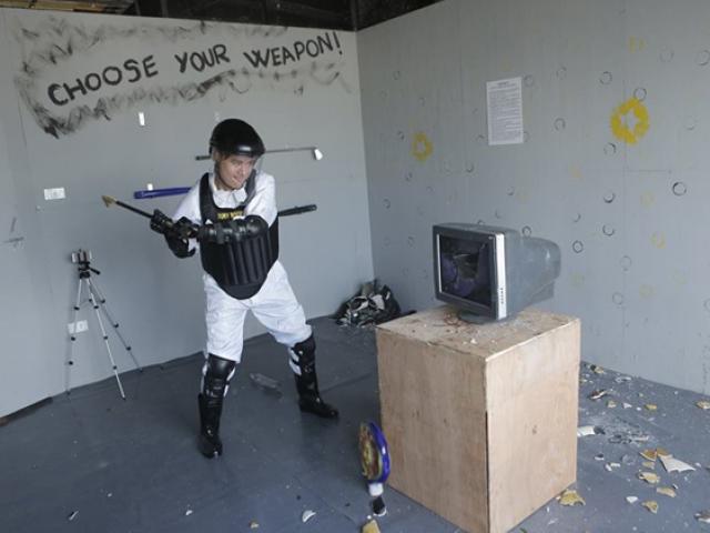 Tin tức trong ngày - Trào lưu xả stress ở “Căn phòng thịnh nộ”: Nên hay không?