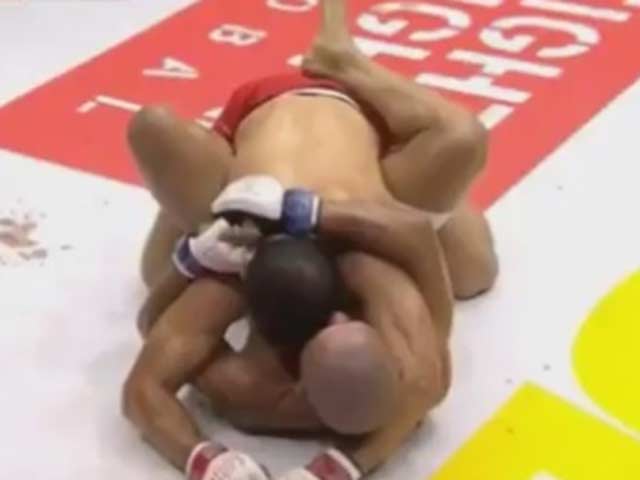 Thể thao - Trò bẩn UFC: Cắn tai kiểu Mike Tyson rồi bỏ chạy