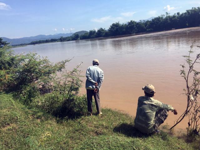 Tin tức trong ngày - Vượt sông bằng xe bò, 3 người bị nước cuốn mất tích