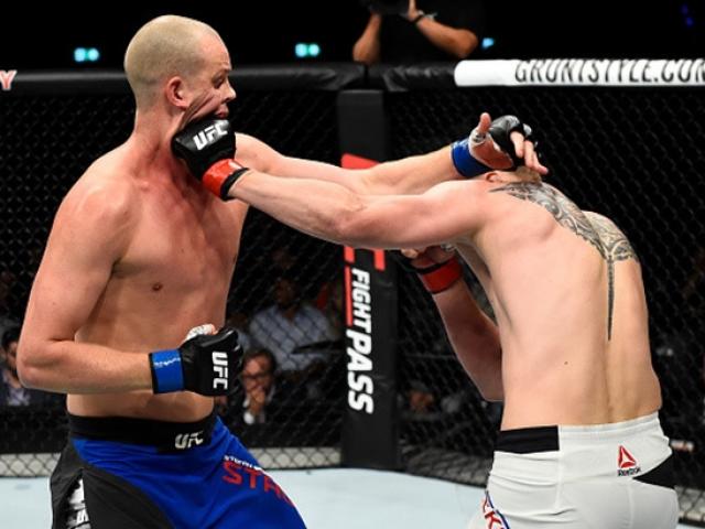 Thể thao - UFC: Võ sỹ 2m13, cao nhất thế giới bị đấm đổ "như chuối"