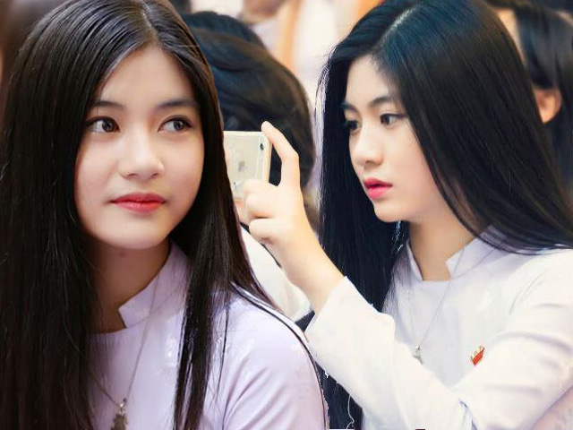 Bạn trẻ - Cuộc sống - Nữ sinh diện áo dài trắng "gây sốt" mạng xã hội vì quá xinh