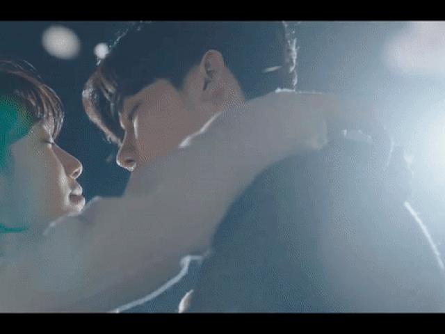 Phim - Lee Min Ho đi nghĩa vụ quân sự, bạn gái liền "khóa môi" trai lạ