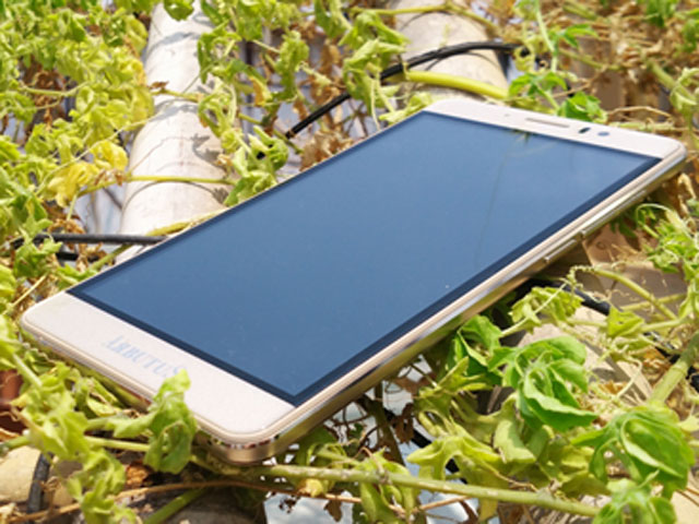 Thời trang Hi-tech - Đổ xô đi mua smartphone giá chưa đến 1,5 triệu đồng