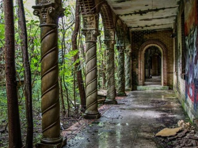 Du lịch - Lạnh người đột nhập thành phố "ma" bị siêu bão tàn phá