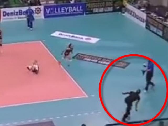 Thể thao - Bóng chuyền: Chỉ đạo bất thành, HLV bay "như chim" cứu bóng