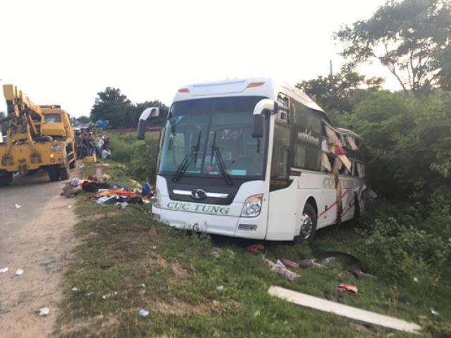 Tin tức trong ngày - Xe container va chạm xe khách, gần 10 người thương vong