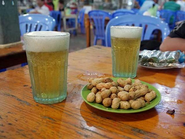 Chuyện ít người biết về nguồn gốc chiếc cốc uống bia “huyền thoại”