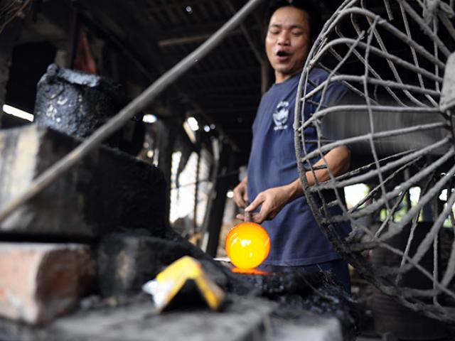 Bí mật về quy trình sản xuất chiếc cốc vại bia "huyền thoại"