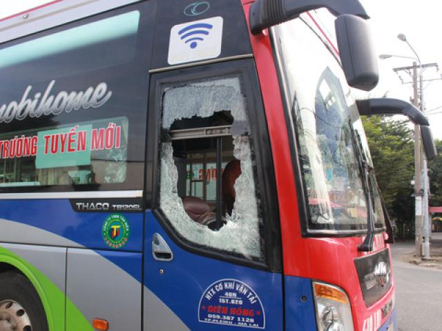 Pháp luật - Tụ tập băng nhóm đuổi theo xe khách đập phá lúc rạng sáng