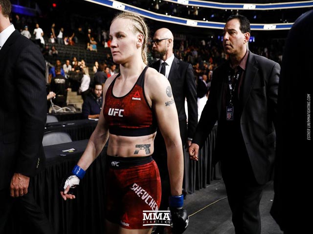 Thể thao - UFC: Đấm nhiều hơn vẫn thua, mỹ nhân cay cú phát điên