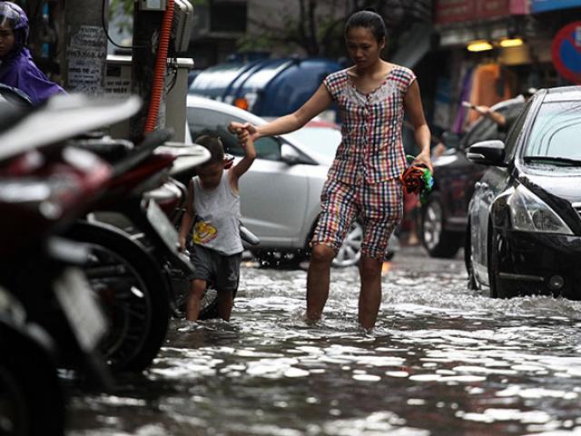 Tin tức trong ngày - Đầu tuần, miền Bắc mưa to, miền Trung nắng nóng