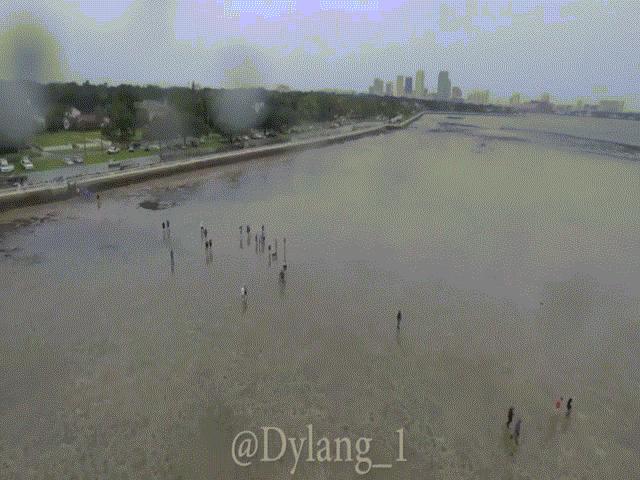 Thế giới - Nước bị siêu bão hút lên trời, biển Florida thành bãi cạn