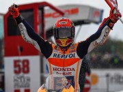 Thể thao - Đua xe MotoGP: &quot;Hoàng tử&quot; thống trị, hài hước cảnh dắt xe về đích