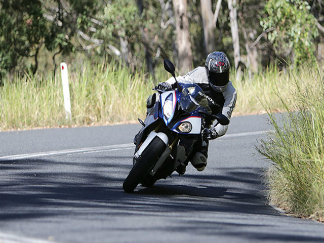 Thế giới xe - Mẹo tránh tai nạn khi cua góc điểm mù cho lái xe máy