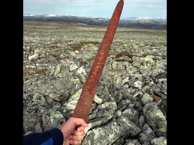Na Uy: Đi săn tuần lộc vớ được kiếm cổ 1.100 năm tuổi