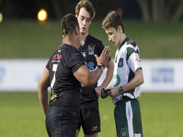 Thể thao - Đấm trọng tài ăn 10 thẻ đỏ, cấm 10 năm: “Vua” dính đòn đi viện luôn