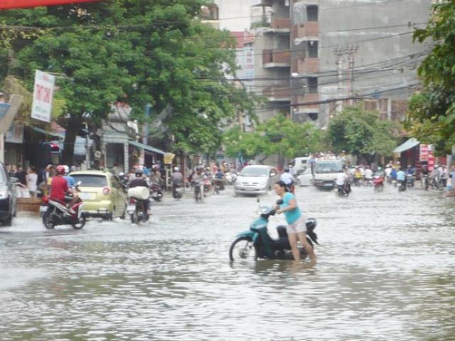 Tin tức trong ngày - HN yêu cầu mở hết cửa hồ điều hòa để chống ngập bão số 10