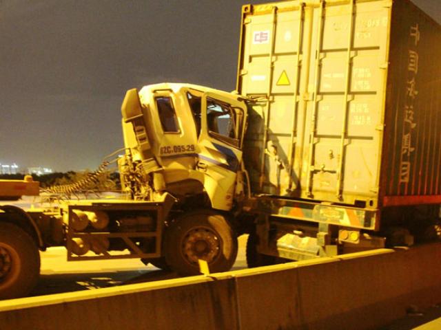 Tin tức trong ngày - 3 xe container đâm nhau tại dốc cầu “chết chóc” ở Sài Gòn
