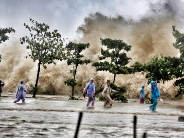 CẬP NHẬT bão số 10 ngày 15/9: Bão sang Lào sau 6 giờ quần thảo miền Trung