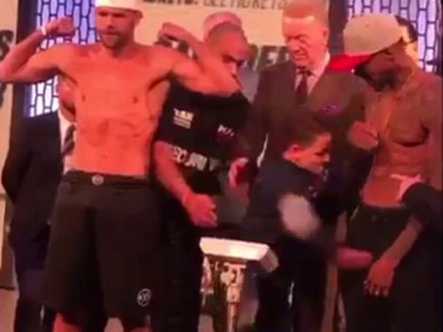 Thể thao - Boxing: Bố "xúi" con trai đấm "chỗ hiểm", đối thủ đau đớn