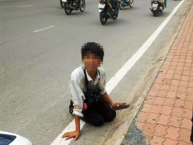 Tin tức trong ngày - Vụ thanh niên “bại liệt” lết đường bất ngờ đứng dậy: Cớ gì "ném đá"?