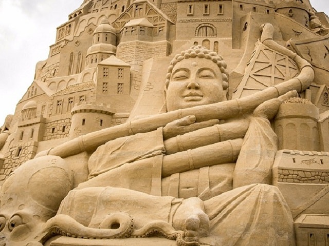 Du lịch - Du khách đổ xô check-in lâu đài cát "khủng" phá vỡ kỷ lục thế giới