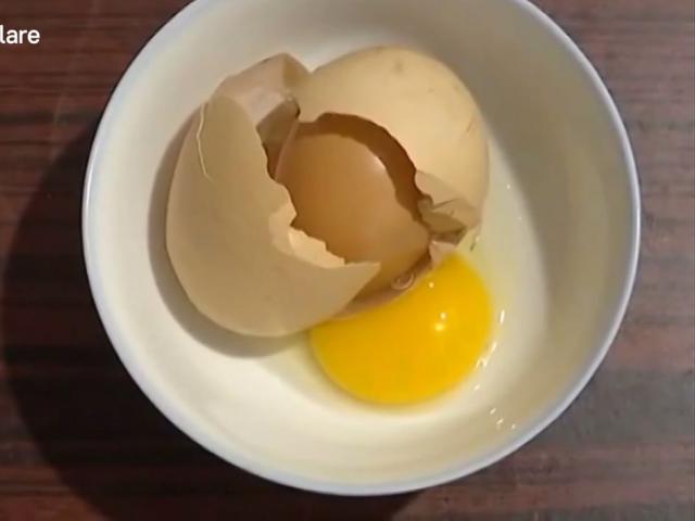 Phi thường - kỳ quặc - Đập vỡ trứng, phát hiện điều kỳ lạ bên trong