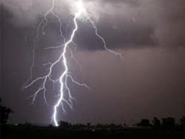 Tin tức trong ngày - Lý giải nguyên nhân sấm sét đùng đùng, chớp sáng cả đêm ở Sài Gòn