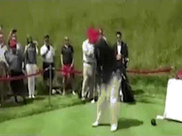 Trump đăng "video chế" tự đánh golf vào lưng Clinton