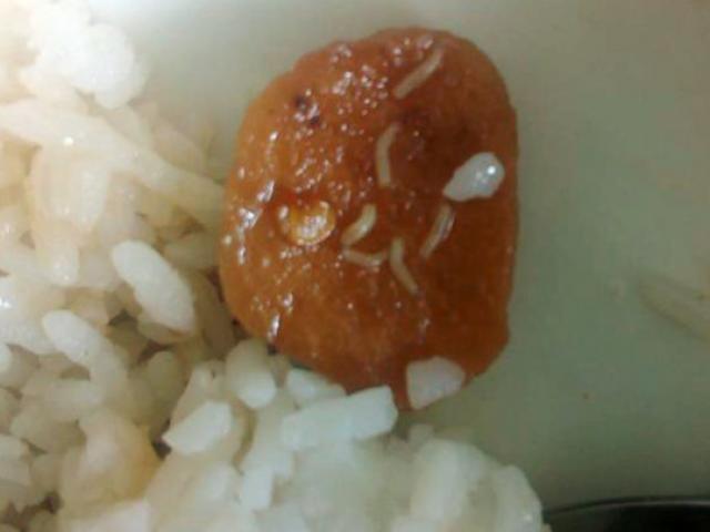 Tin tức trong ngày - HN: Giòi bò ngoe nguẩy trong khay đựng cơm của học sinh tiểu học